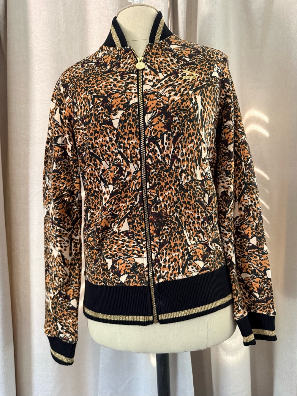 Puma brand women’s animal print track jacket. In like new condition! size M